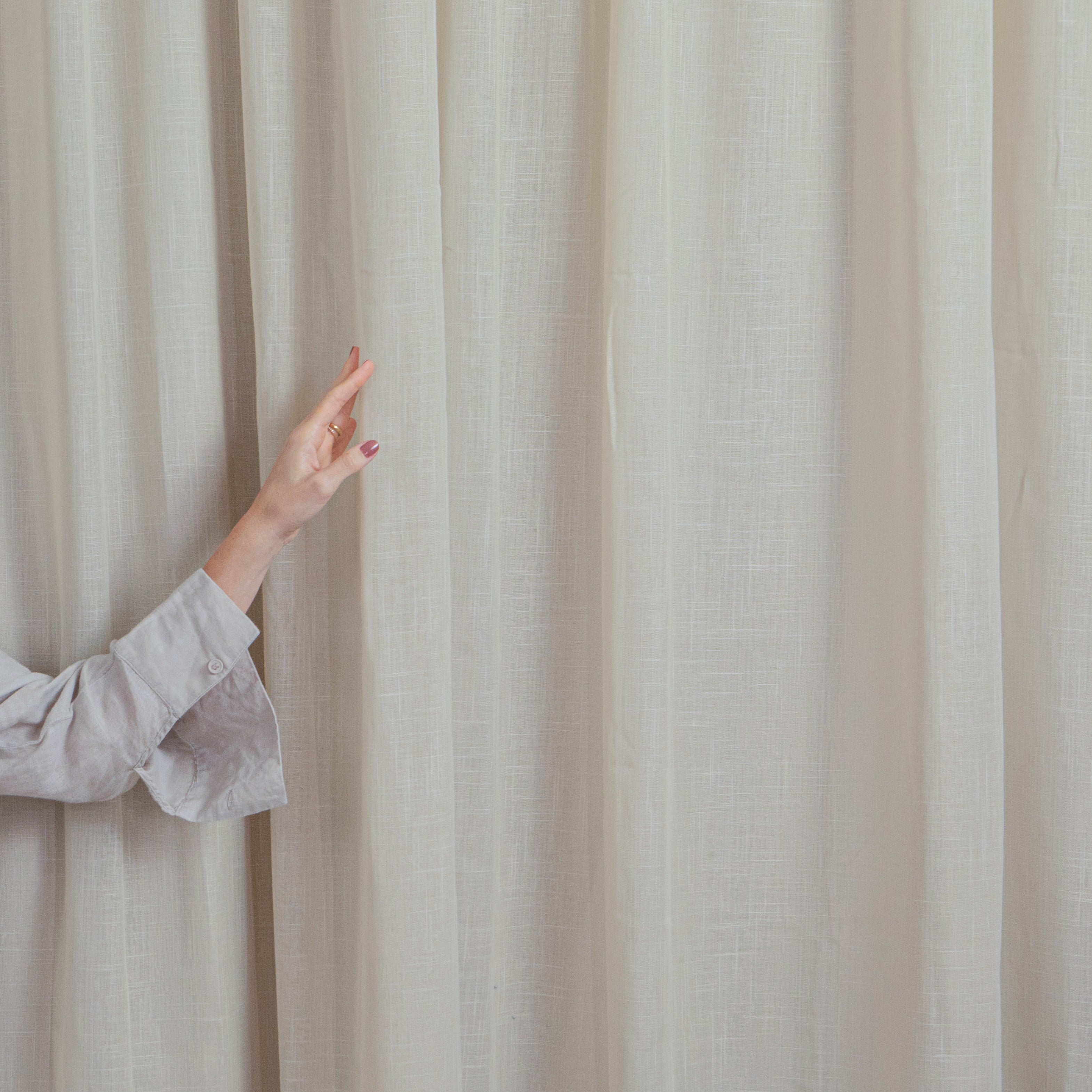 Cores e tecidos que estão em alta na decoração com cortinas